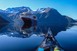 awesome-picz:      The Zen Of Kayaking: I Photograph The Fjords Of Norway From The Kayak Seat     