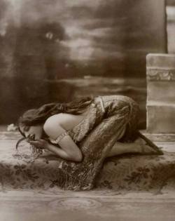 vampsandflappers:  Alice Eis, of “Vampire Dance” fame, ca 1915.