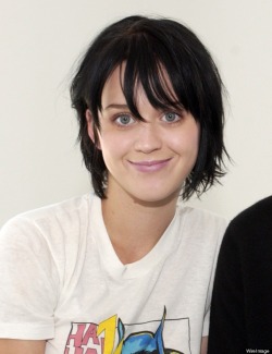 Katy Perry short hair looking natural