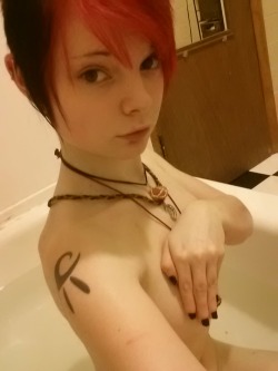gaymommy:  The 4th contestant for my Hottest Babe Contest is; http://sugar-tentacles.tumblr.com/ To vote for her, reblog and/or like this picture. The girl with the most notes at the end wins. The winner gets promoted to my 67,000 followers, their picture