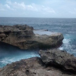 malis-boho-eye:A few days ago at Devil’s Tear in Nusa Lembongan, it was cloudy but even though an amaziny day! 🌊 #ocean #sea #nusalembongan  #bali #indonesia #rock #nature #coloursofblue #blue #blueocean #water #bluewater #beautifulbali