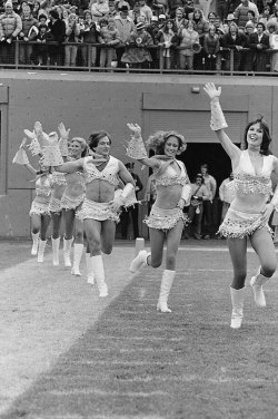 Robin Williams as a cheerleader