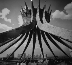 archdaily:  (via The Construction of Brasilia, Photos by Marcel Gautherot Brasilia en Construcción por Marcel Gautherot – ArchDaily) 