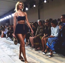 plvtinum-shit:  lemme-holla-at-you:  secondesteem:  Candice Swanepoel at Michael Kors  Xoxo  lové this outfit 