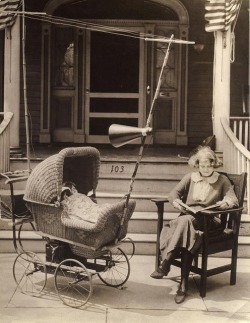 Radio stroller Stroller equipped with a radio, including antenna and loudspeaker, to keep the baby quiet; USA, 1921.