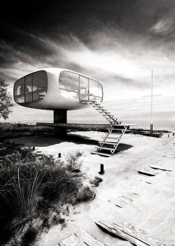 dimshapes:           minimalist beach house. Lifeguard-Station on the Island of Ruegen by Ulrich Muether(photo Lasse Rode)          