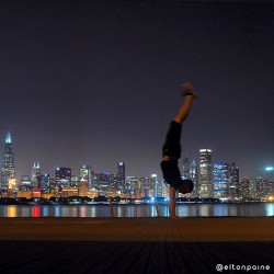 eltonpaine:  A nice little handstand in front of the beautiful skyline of Chicago, what a lovely city! #yoga #yogi #asana #fit #fitness #workout #calisthenics #handstand #handbalance #balance #strong #strength #usa #america #parkour #pk #epicpk #gymnastic