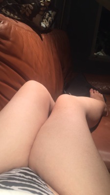 wikit1:  thesmithsxxx:  overunderthru:  Reblog my pic for a surprise in your inbox 😱😈  Very beautiful thighs   surprise me hottie