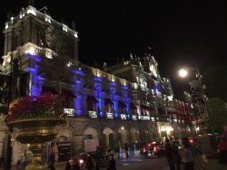 cazadordementes:  El Palacio Municipal y fuentes de Puebla se iluminan con colores de la bandera francesa tras atentados en París. 