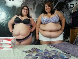 bbwlilia:  sgnl02kelly:   Shooting clips with MsFatBooty!   Love these ladies!!