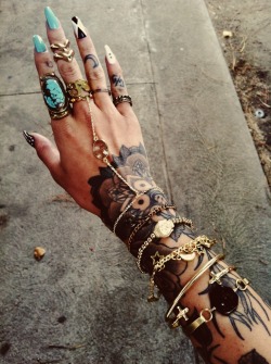 gypsyone:  the girl with the tattooed hands 