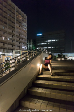 rt-secretgarden:  Mein Gott, war das spannend und geil, wie Rina sich in Tokyo Odaiba im Riesenrad ganz ausgezogen hat und wir dies freche Foto machen konnten (und wir zwei noch mehr :-). Den Rest des Abends ist Rina dann unten “ohne” herumgelaufen