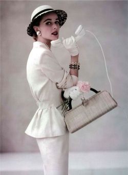 artlimagerie:  lady-basil:    Christian Dior 1952    Ah! Élégance of Christian Dior when Christian Dior was designing!