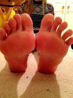 tinyfeetrcute101:  girlfeetessence:  foot fetish?  foot fetish? http://girlfeetessence.tumblr.com/     