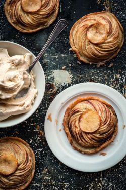 secretdirtygrl:  confectionerybliss:  Hot Apple Tart with Vanilla Ice Cream | The Happy Foodie   Yummy