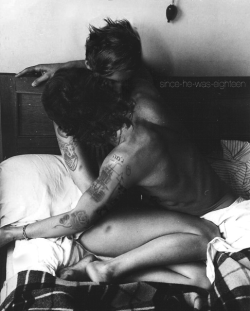since-he-was-eighteen:  28/? - And the sun is pouring in, through the window, and right onto your skin. And I’ve never seen a portrait, quite so picturesque. for nsfwtomlinson .x 