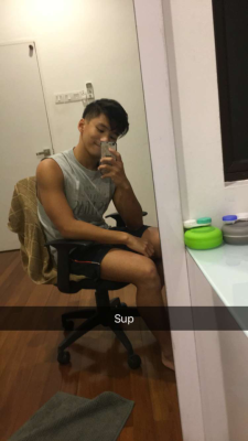 asianstr8guynudes:  Snapchat Bait Does anyone knows who he is? 😏🤙🏻