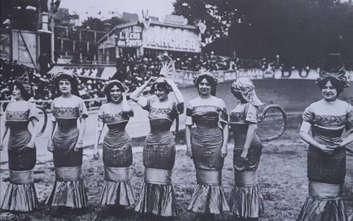 Les Entravées , à la fête du Caf&rsquo; Conc &rsquo; en 1910 . Roger- Viollet Nudes &amp; Noises  