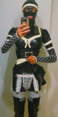rubbercamille:I love my maid outfit❤