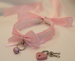 kittensplaypenshop:  Custom collar from the build your own collar listing :3 They also added a lock &lt;3 