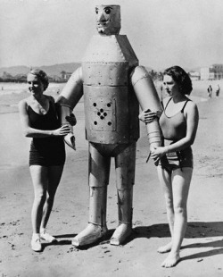 totallyrobot:  Fun vintage robots. From Jessica H. 