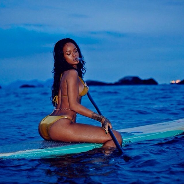 Rihanna instagrams her bikini