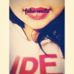 Fake smile #fake #smile #photo #good #girl #lips #red #xime #pandicorniosaurio #fakesmile #pic #like #likes #like4like #tagsforlikes #morelikes #follow #followme #followback #followers #followmeee #morefollowers #editor #photo #bye