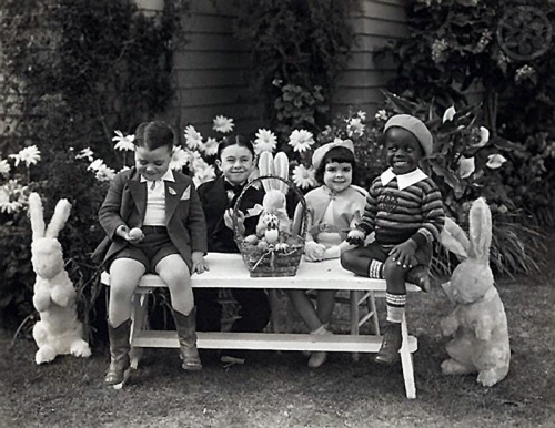 blondebrainpower:George “Spanky” McFarland, Carl “Alfalfa” Switzer, Darla Hood, and  Billie “Buckwheat” Thomas celebrating Easter, 1935