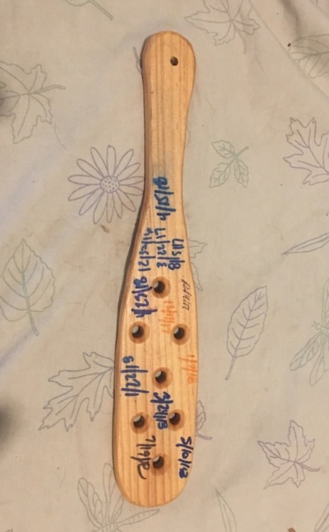 mrs-strict:  My boys know when I run out of room to write the day of their spankings, a bigger paddle is next.   Excellent 😂😂😂😂. En effet, il va bientôt falloir un paddle plus grand. 😉😊