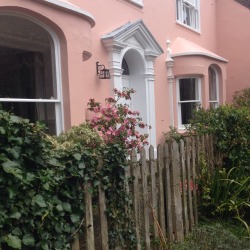 goddess-of-the-moonlight:  Saw the cutest lil house in Rye 🌸 