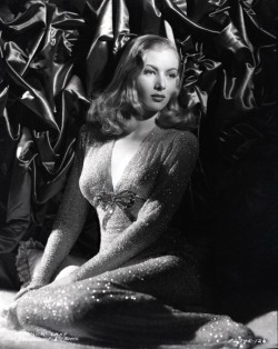 summers-in-sunnydale:  Veronica Lake, 1941. Photo by George Hurrell