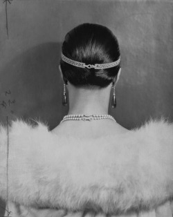 theladyintweed:  Edward Steichen photo of Charlotte Monterey wearing a diamond head bandeau by Cartier, 1924  
