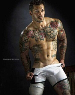 guys-with-bulges:  Alex Minsky, quite possibly the world’s sexiest amputee.