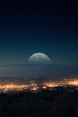 r2–d2:   Moon on the horizon by (thedot_ru) 