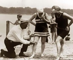 Dans les années 1920, les femmes aux maillots trop courts se voyaient infliger une amende.