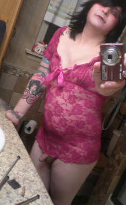 kassandrafl:  pink-erotica:  My Goth make-up and lace lingerie  Lookin cute :D 