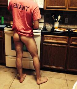 2hot2bstr8:  now this is what i’m talking about…………and he’s cooking breakfast? fucking stud!!!♡