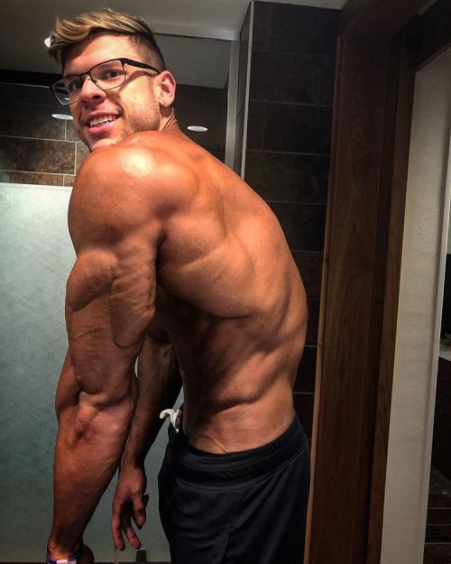musclemen-glasses:Eric Wildberger