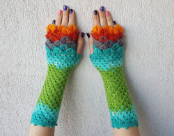 sosuperawesome:  Dragon Scale Fingerless Gloves by Mareshop on Etsy See more handmade gloves, scarves and hats   Follow So Super Awesome: Facebook • Pinterest • Instagram  