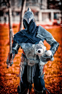 giovanni-micarelli:  Hi dears this my Artorias’s Cosplay from dark souls saga, with young Sif I  hope you like it see you soon !!