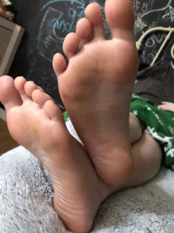 littlefetishfeet:  Jus cleaned the house, now who wants to clean my soft soles…?