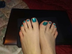 wvfootfetish:  si4feet:  Kara - turquoise toes pt 1  Love the view!     
