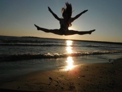 trickie-woo:  Toe touch on the beach