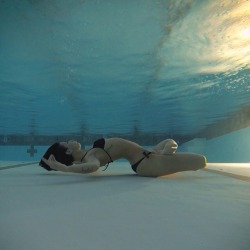 fatblackhoustonian:  fruitandsport:  lesportblabel:  Yoga under the water  If I would try this, there would get so much water in my nose!   I damn near die trying to rotate under water.