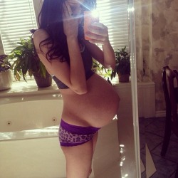 preggogirl:  Love that her bump is all at the front :) 