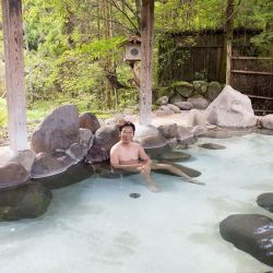 soakingspirit:  unknown_japan_inc 平山温泉　やまと旅館(熊本県山鹿市)露天風呂はかなり広く、10人以上はゆっくり入れそうです。こちらは手作りだそうです。とくに春はウグイスの鳴き声が心地良いそうです。お湯もpH9.6でツルツルです。*http://onsen.unknownjapan.co.jp/FBページ「知られざる地元の名泉」*#温泉