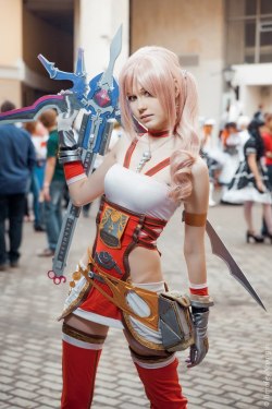 whatimightbecosplaying:  Serah Farron Final Fantasy XIII by AshreiMEWCheck out http://whatimightbecosplaying.tumblr.com for more awesome cosplay