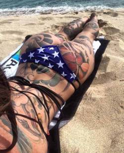 tattotodesing:  Tattooed woman on the beach  - http://goo.gl/R2zeWV