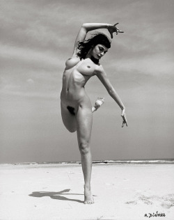 tendernudes:André de Dienes, Nude on the beach - Model Shirley Levitt, 1940.