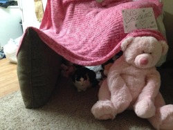 little-dom-space:daddy-pie:Princess and I made a pillow fort! I’m lucky that I found a Daddy pass on my desk, otherwise I never would have been able to get in for the cuddle party.Lol -Alex 